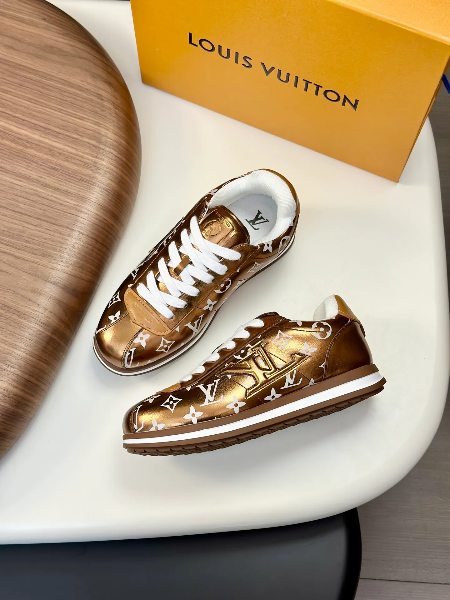 Factory direct sale ¥700💰Full set of packaging💰Top version LV-Louis Vuitton-Classic catwalk new style 1:1 developed replica of the original version! ! The upper foot is very comfortable. It is made of luxurious materials and fine workmanship. The midsole is printed with English letters "Made in Europe". The upper is made of calfskin imported from Italy. The side is decorated with the brand's LOGO and signature. The latest latex foot pads and mesh lining make the foot feel super comfortable. The original two-color TPU combination outsole is specially provided by the original factory. Bag technology Goodyear stitched edges Fabric: Exclusive custom first-layer cowhide Accessories: Exclusive private model Vuitton logo, lining: Customized silk mesh lining - first-layer silk cowhide lining Outsole: TPU combination outsole wear-resistant, non-slip and anti-yellowing Foot pads: new latex pads-mesh sweat-absorbent Counter technology: fully computerized sewing machine wire drawing Toe box back cover Hot and cold shaping Full set of pull-top last with medium and low logo pattern Counter packaging - Shoelaces, certificates, cards, instructions, certificates of quality, dust bags, the most comprehensive packaging on the Internet, men's size 339-44 (38/45 custom-made, non-refundable!